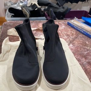 Fit flop waterproof boot
